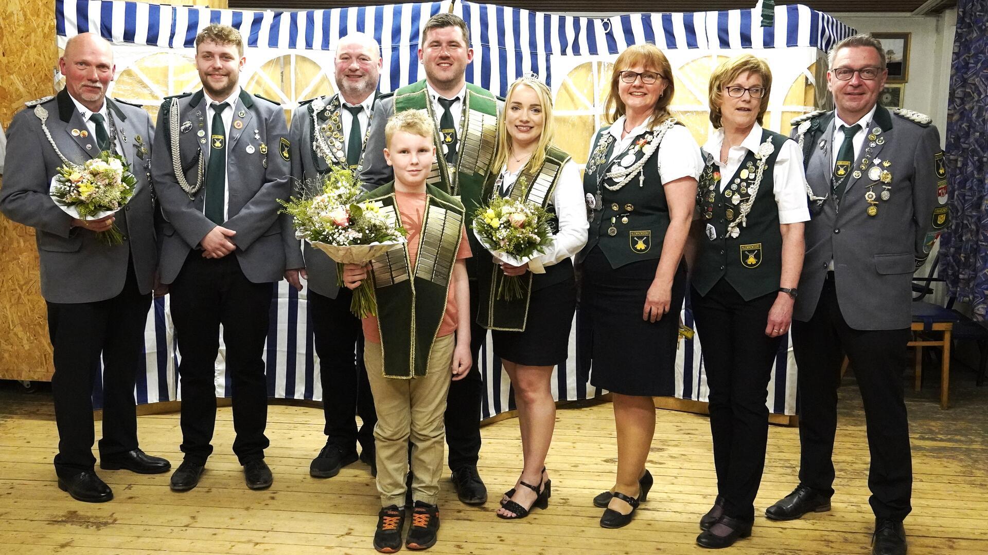 Die neuen Würdenträger des Schützenvereins Klenkendorf stellen sich vor: Rüdiger Thoden (Alterskönig, von links), Colin Galda (1. Begleiter), Dieter Burmester (2. Begleiter), Jascha Murck (König), Marina Thoden (Königin), Susanna Heitmann (Monarchenkönigin und 1. Begleiterin), Petra Thoden (2. Begleiterin), Jürgen Slotosch (Präsident und Monarchenkönig) sowie (vorne) Kinderkönig Jakob Schnackenberg.
