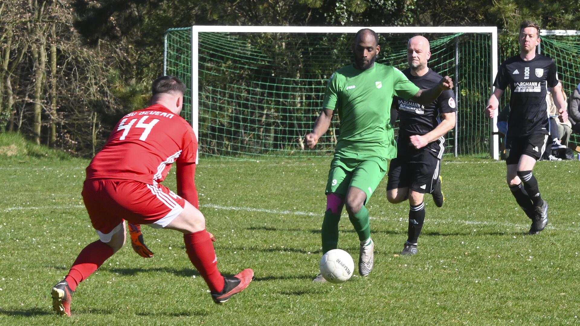 Die torreichste Begegnung des Spieltages sahen die Zuschauer in Brillit. Dort verlor der heimische GSV, hier mit Stürmer Marco-Karim Van-Der-Woude (rechts), gegen die Beverner Kreisliga-Reserve mit 4:6.