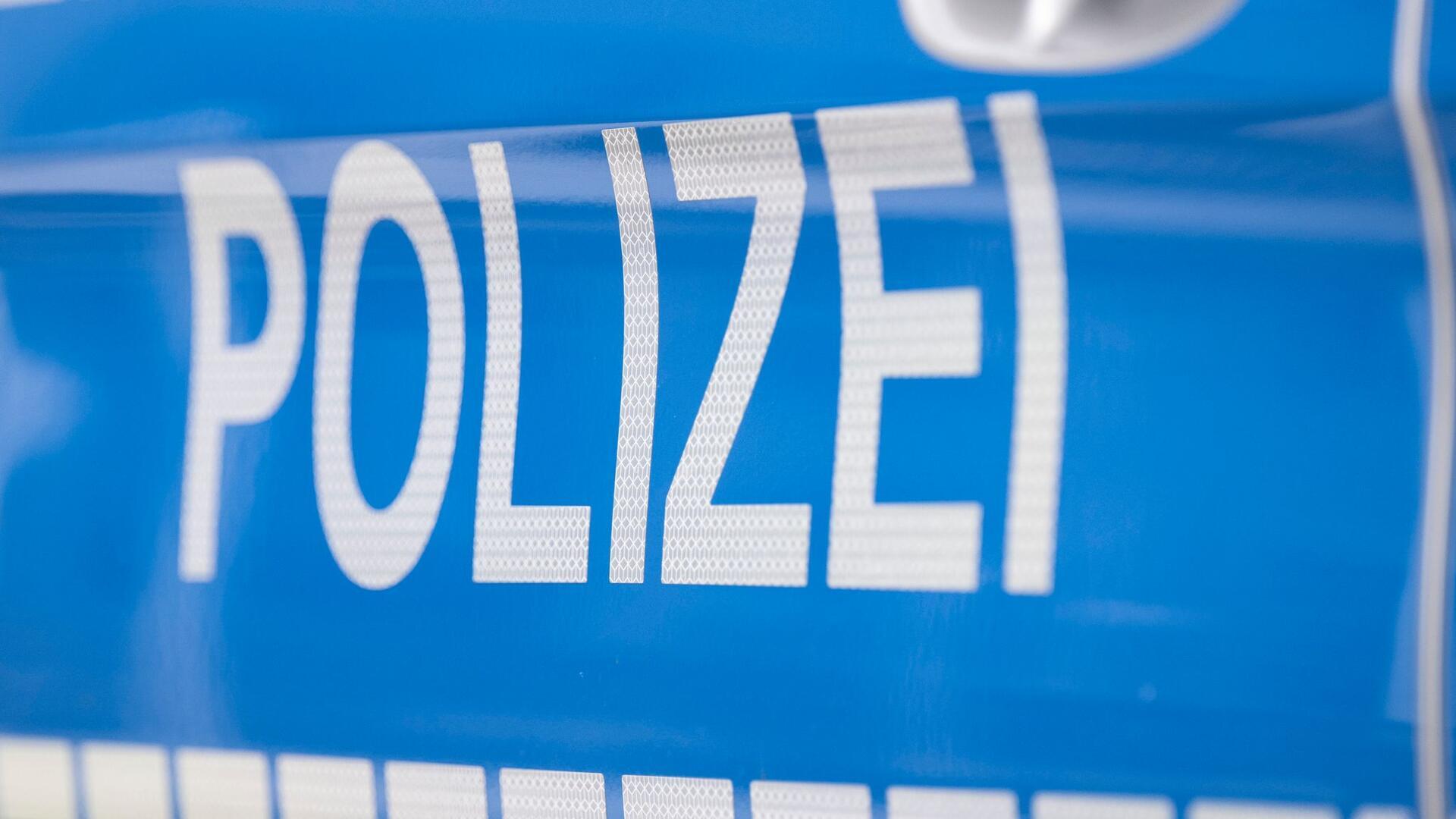 Der Schriftzug "Polizei" ist auf einem Streifenwagen zu lesen.