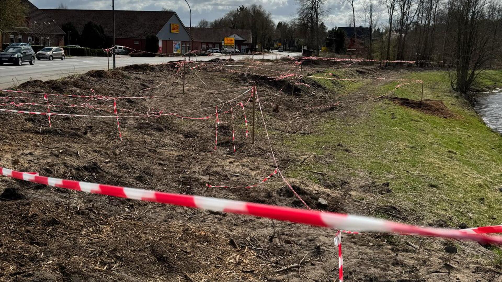 Die von Bäumen befreite Fläche an der Oste ist zurzeit mit Absperrband versehen.