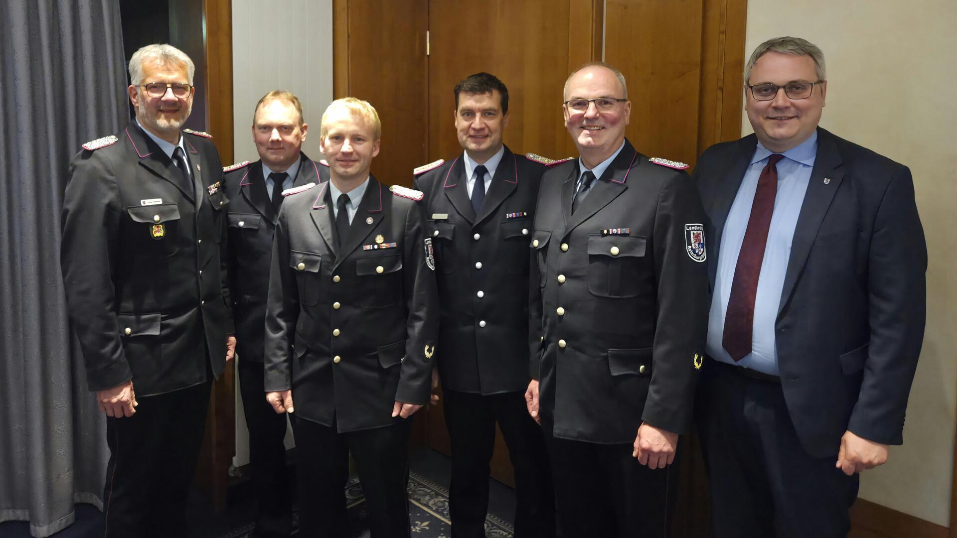 Die wiedergewählten Führungskräfte der Kreisfeuerwehr Rotenburg von links mit Landrat Marco Prietz (rechts): Peter Dettmer, Reiner Harms, Henning Herzig, Nils Schwarz, Jörg Suske.