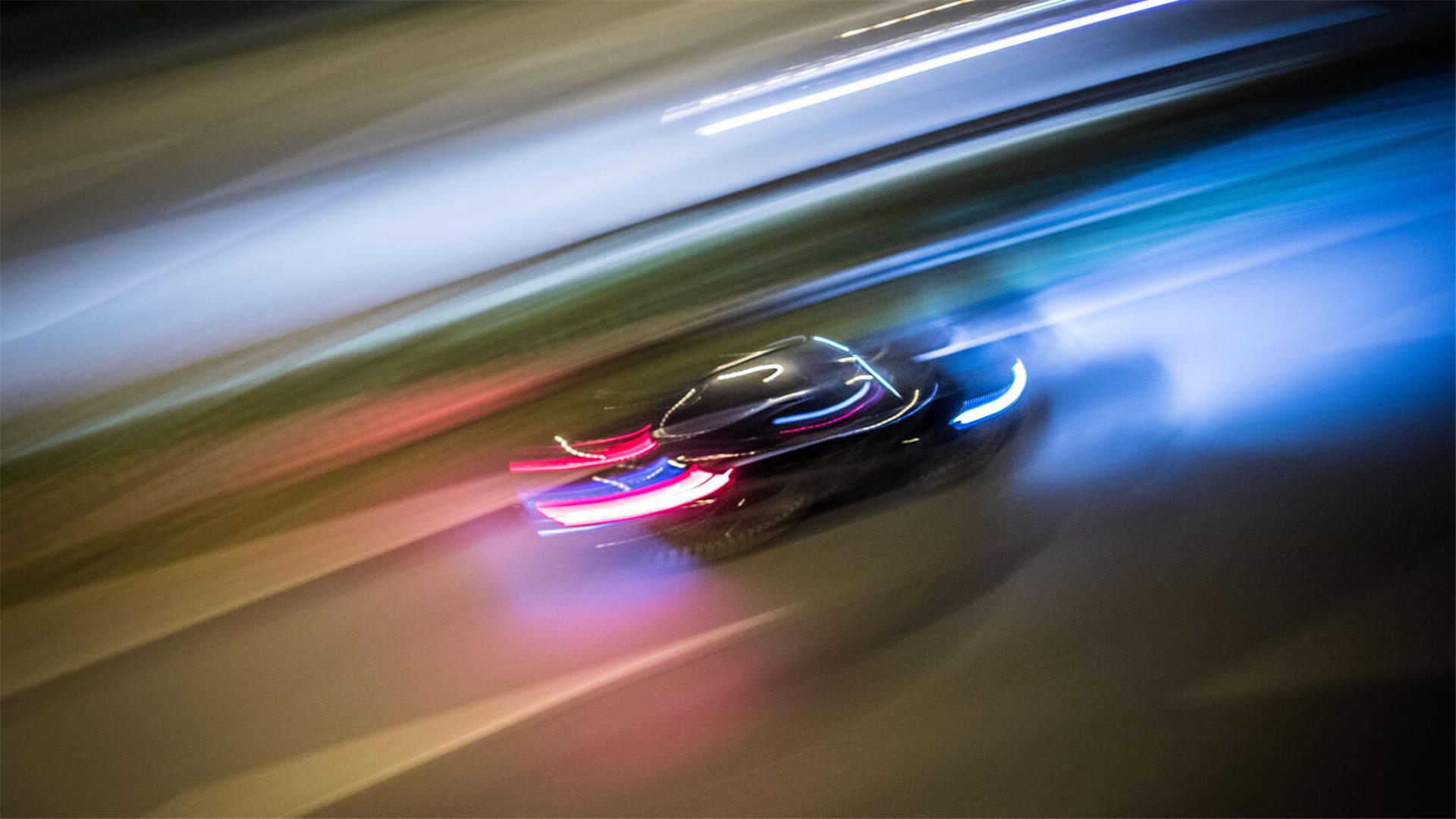 Ein Auto rast über eine Straße