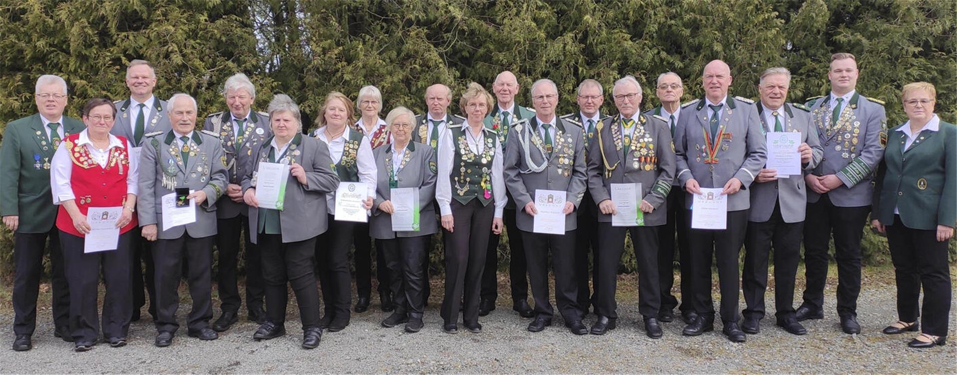 Die zweite Bezirkspräsidentin Renate Viebrock (rechts), der dritte Bezirkspräsident Sascha Denz (2. von rechts) und der Bremervörder Kreispräsident Holger Rubach (links) mit den geehrten Schützinnen und Schützen aus dem Bereich des Schützenkreises Bremervörde.