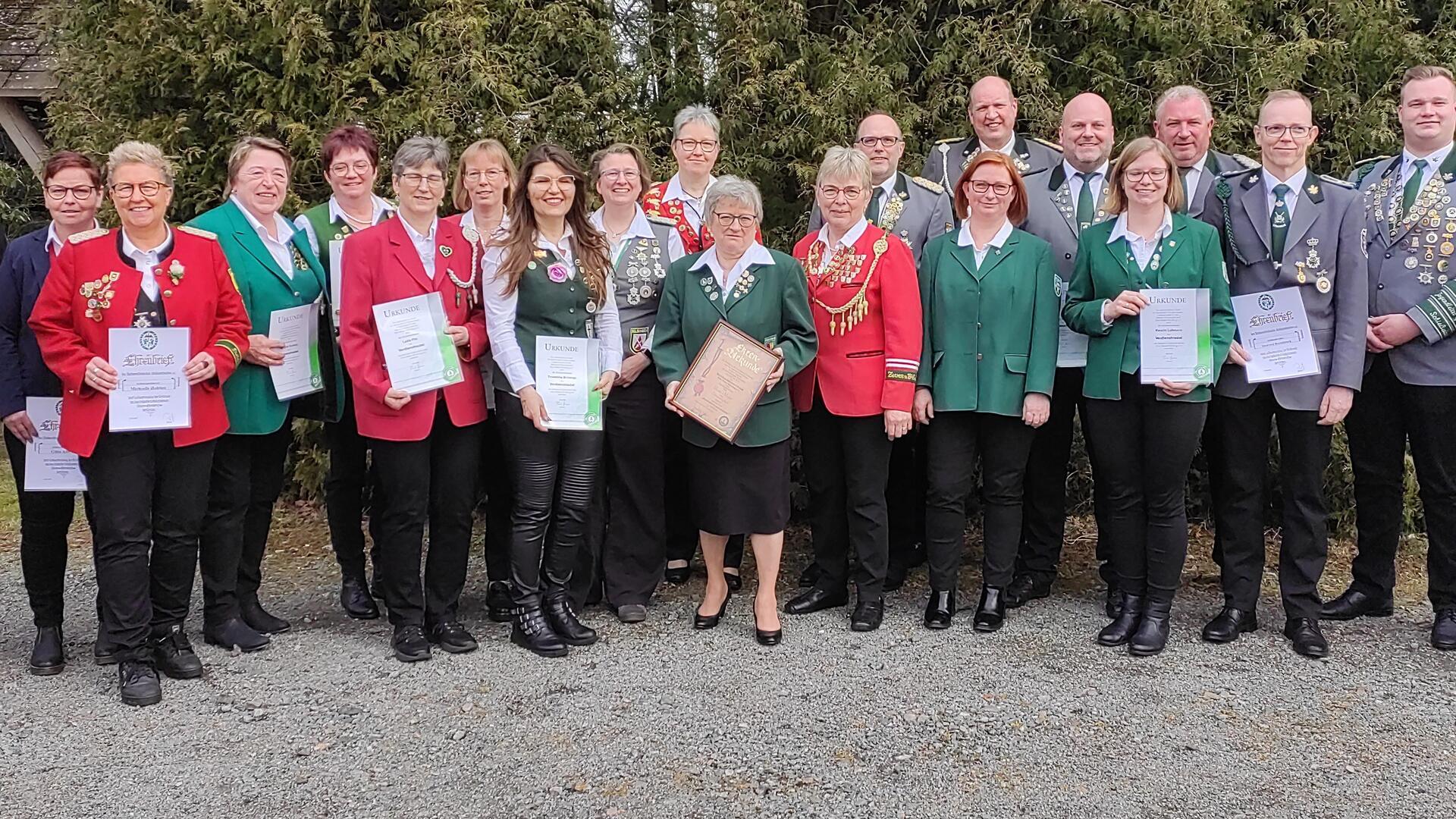 Mehrere aktive Schützen aus dem Schützenkreis Zeven haben sich zu einem Foto aufgestellt. Die zweite Bezirkspräsidentin Renate Viebrock (rechts) und der dritte Bezirkspräsident Sascha Denz (2. von rechts) sind dabei.