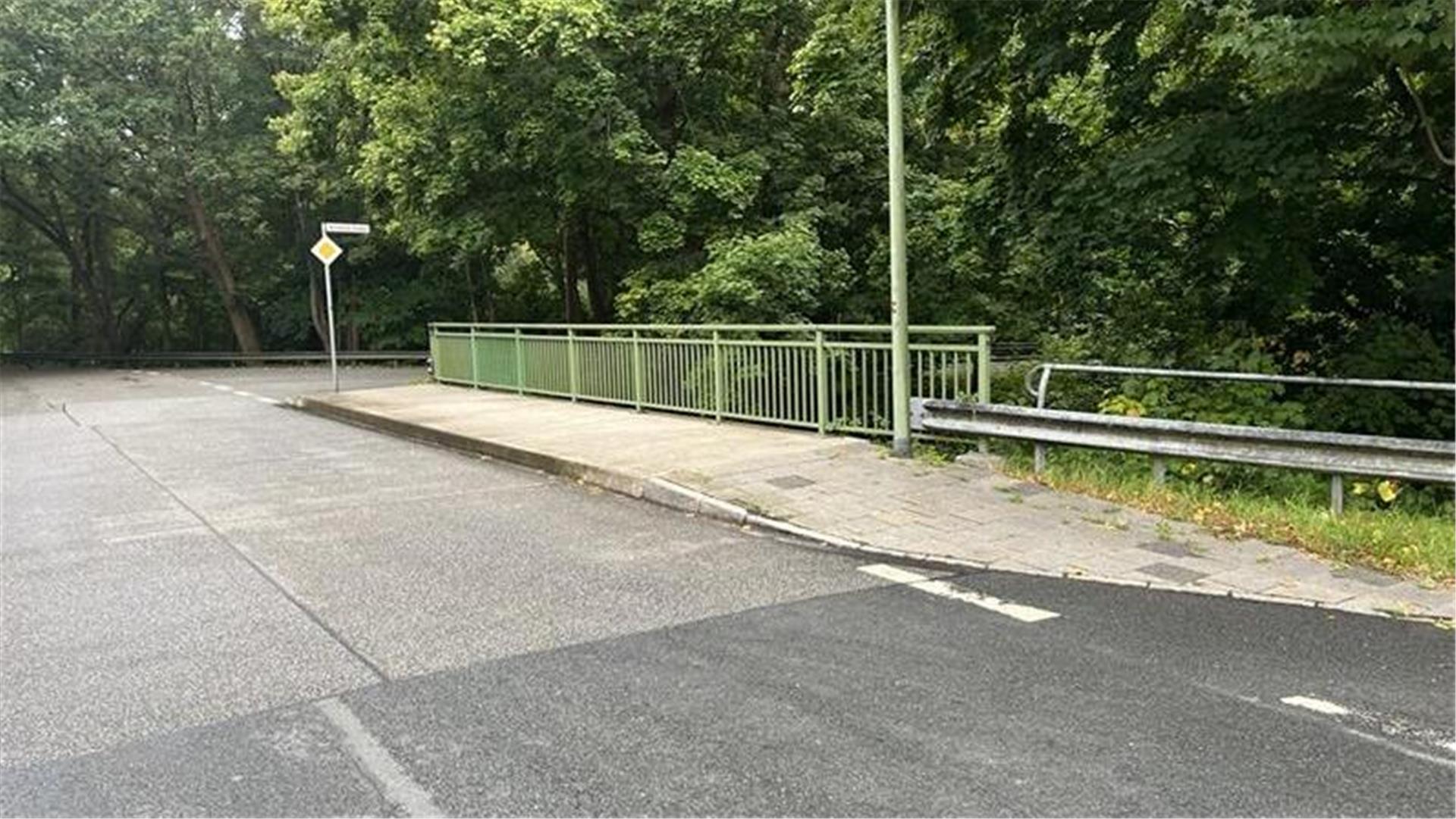 Die zweite, kleinere Brücke im Verlauf von "Dreibergen" in Wulsdorf muss nicht saniert werden. 