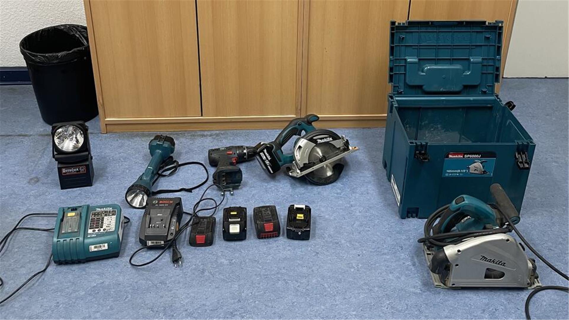 Diese Gegenstände wurden wahrscheinlich gestohlen. Die Polizei in Bremerhaven sucht nun nach den Eigentümern.