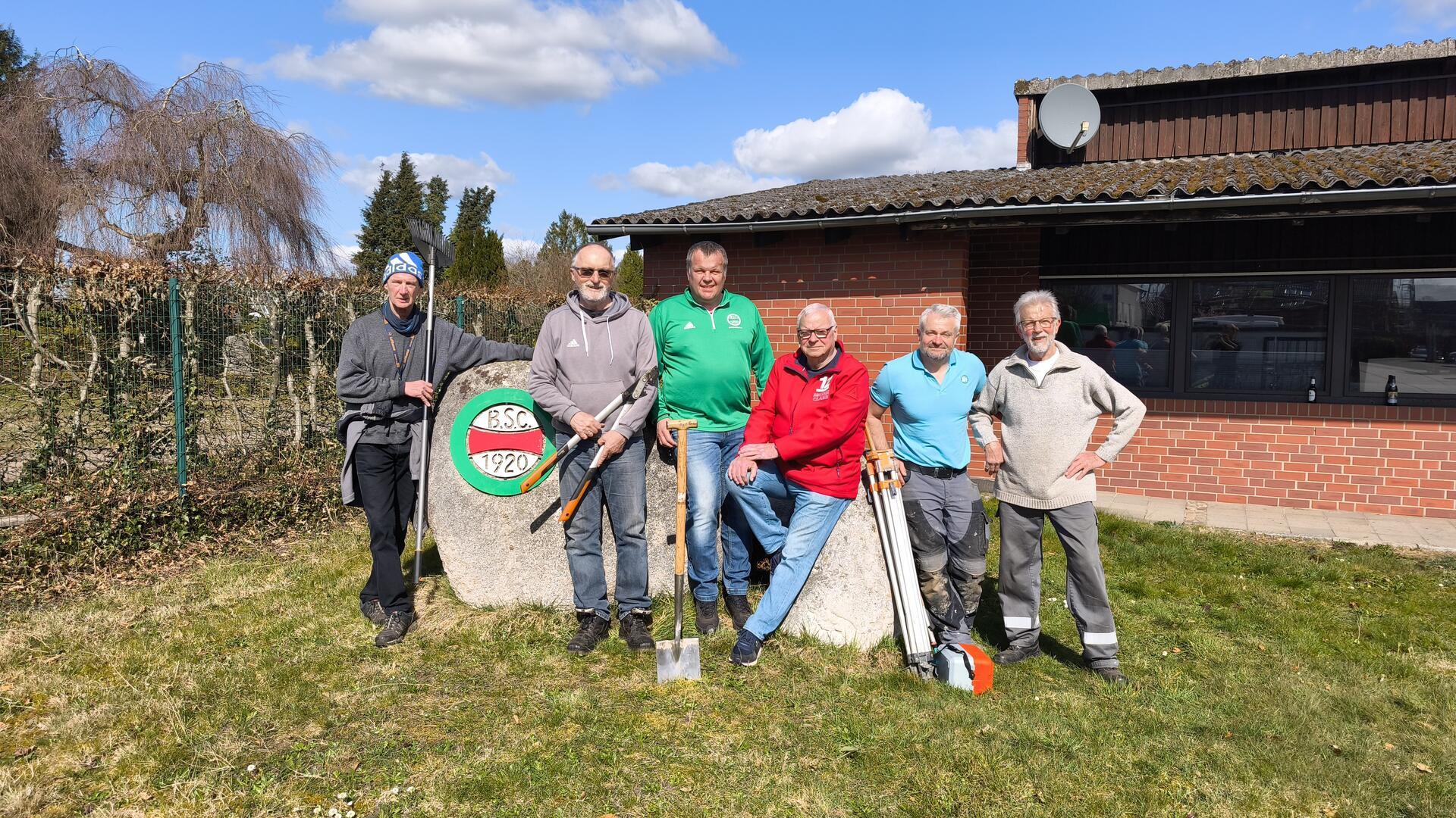 Diese Herren machten das BSC-Gelände frühlingsfit.