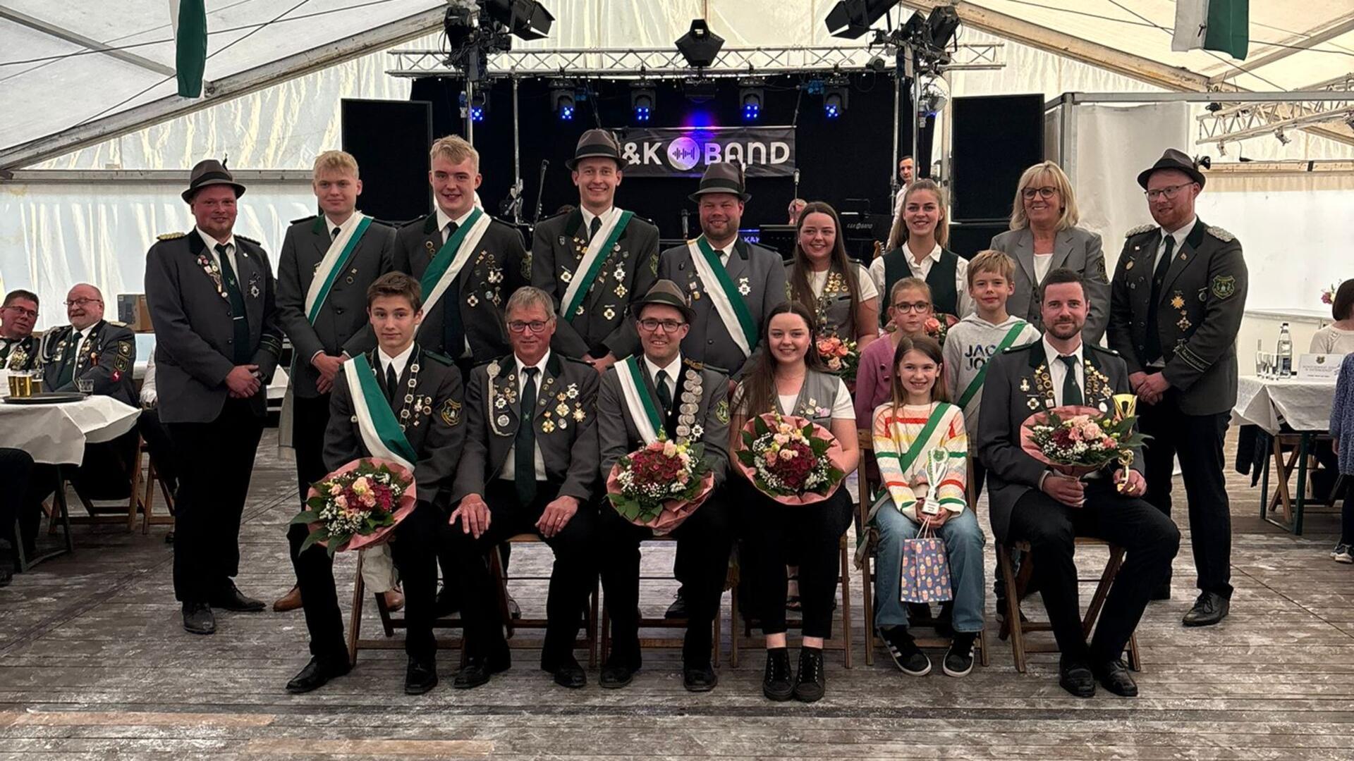 17 Hobbyschützen jeden Alters posieren mit ihren Trophäen.