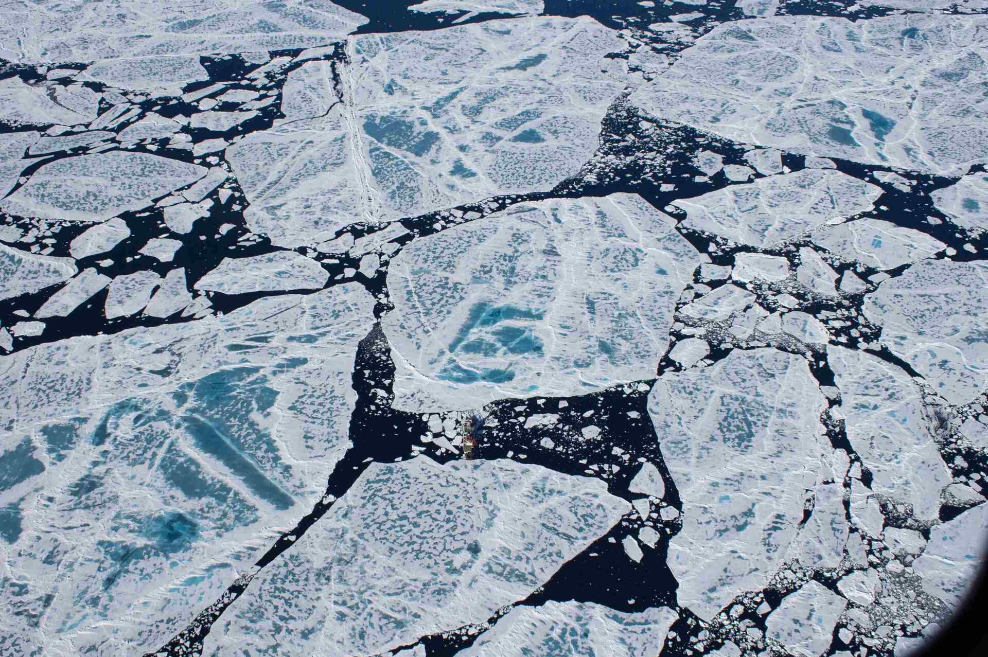 Diese Luftaufnahme der ‚Polarstern‘, dem Forschungsschiff des Alfred-Wegener-Instituts, gewährt einen Blick auf den Gakkelrücken, ein riesiges Rückensystem im Arktischen Ozean.
