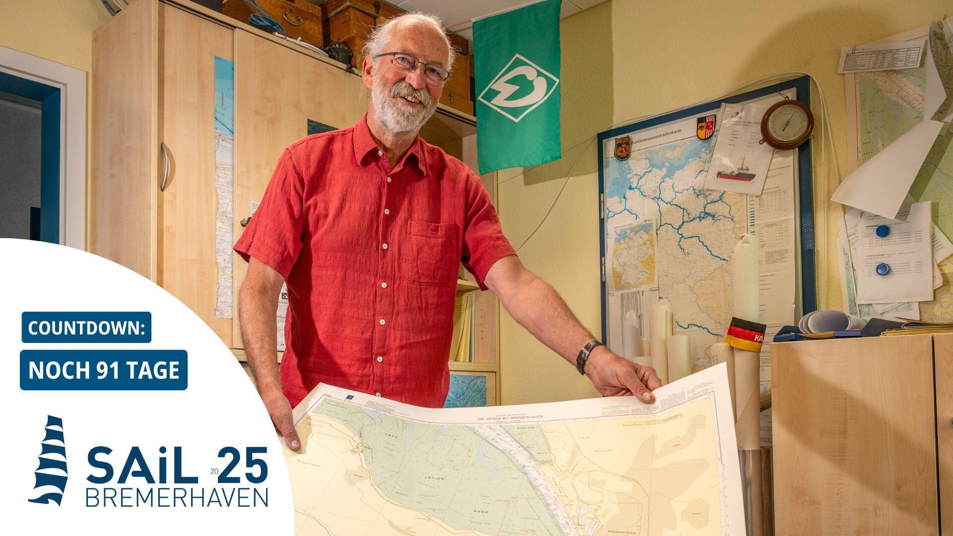 Paradedirektor Jörn Karweit mit einer Seekarte von der Weser bei Bremerhaven.