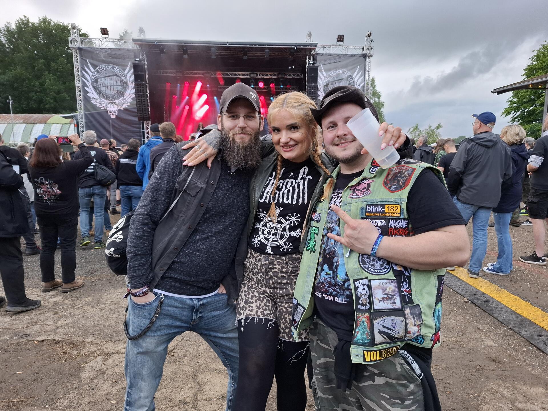 Diese drei Festivalbesucher ließen sich vom Wetter nicht die Partylaune verderbe...