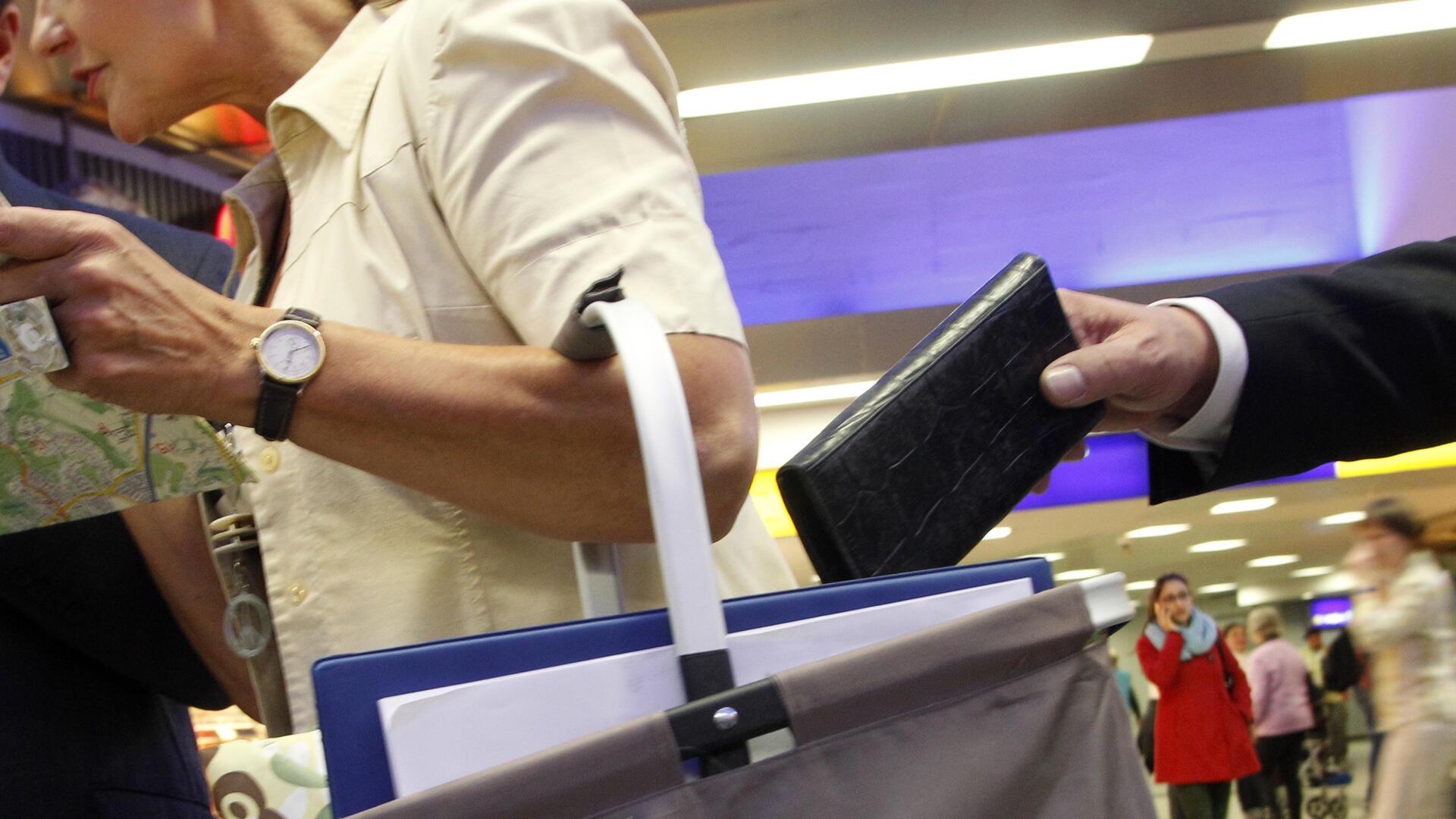 Das Foto zeigt eine gestellte Taschendieb-Aktion 