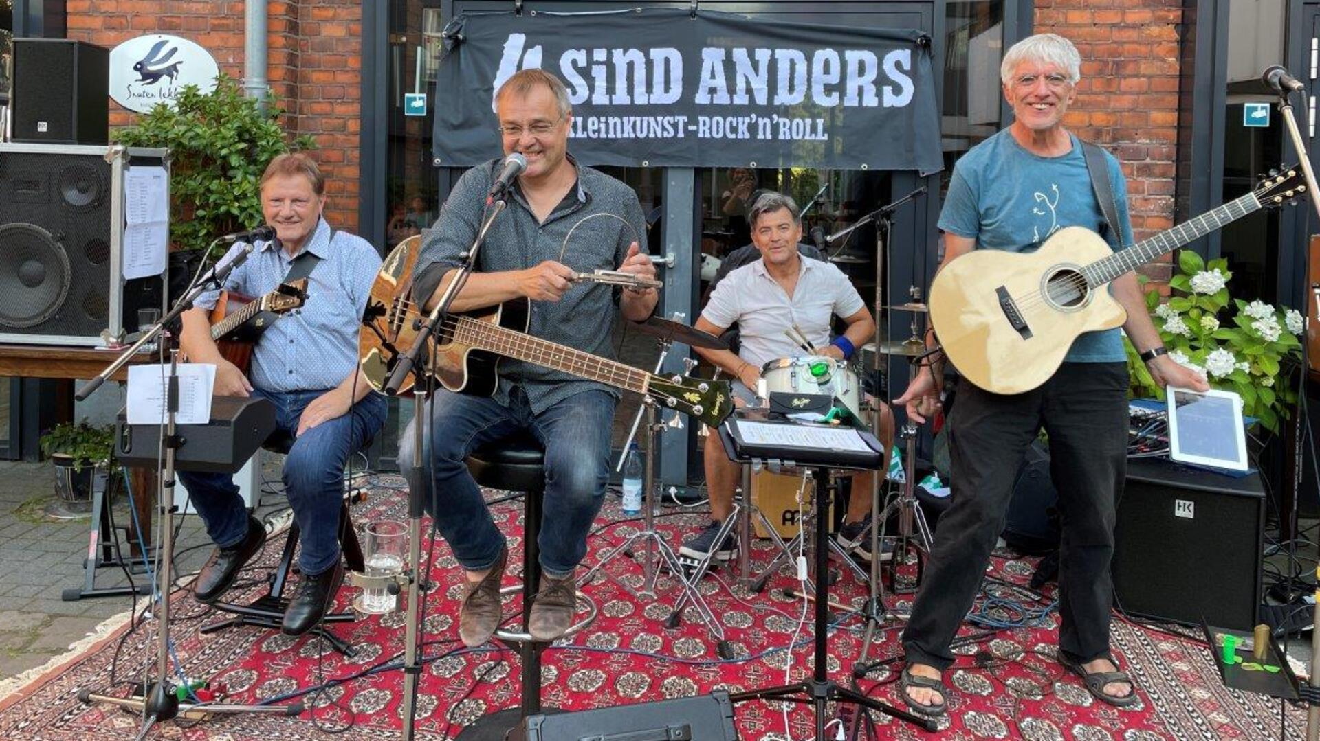 Diese vier sind anders, denn sie haben quasi im Alleingang ein neues Genre aus der Taufe gehoben: Kleinkunst-Rock ’n’ Roll. Die anspruchsvollen, meist satirisch verpackten Geschichten reichen von Tiefsinn bis Irrwitz, von ernsthaft bis pittoresk oder auch von beißend bis (ganz selten) sanft. Die Band spielt im Kulturhof in Beverstedt.