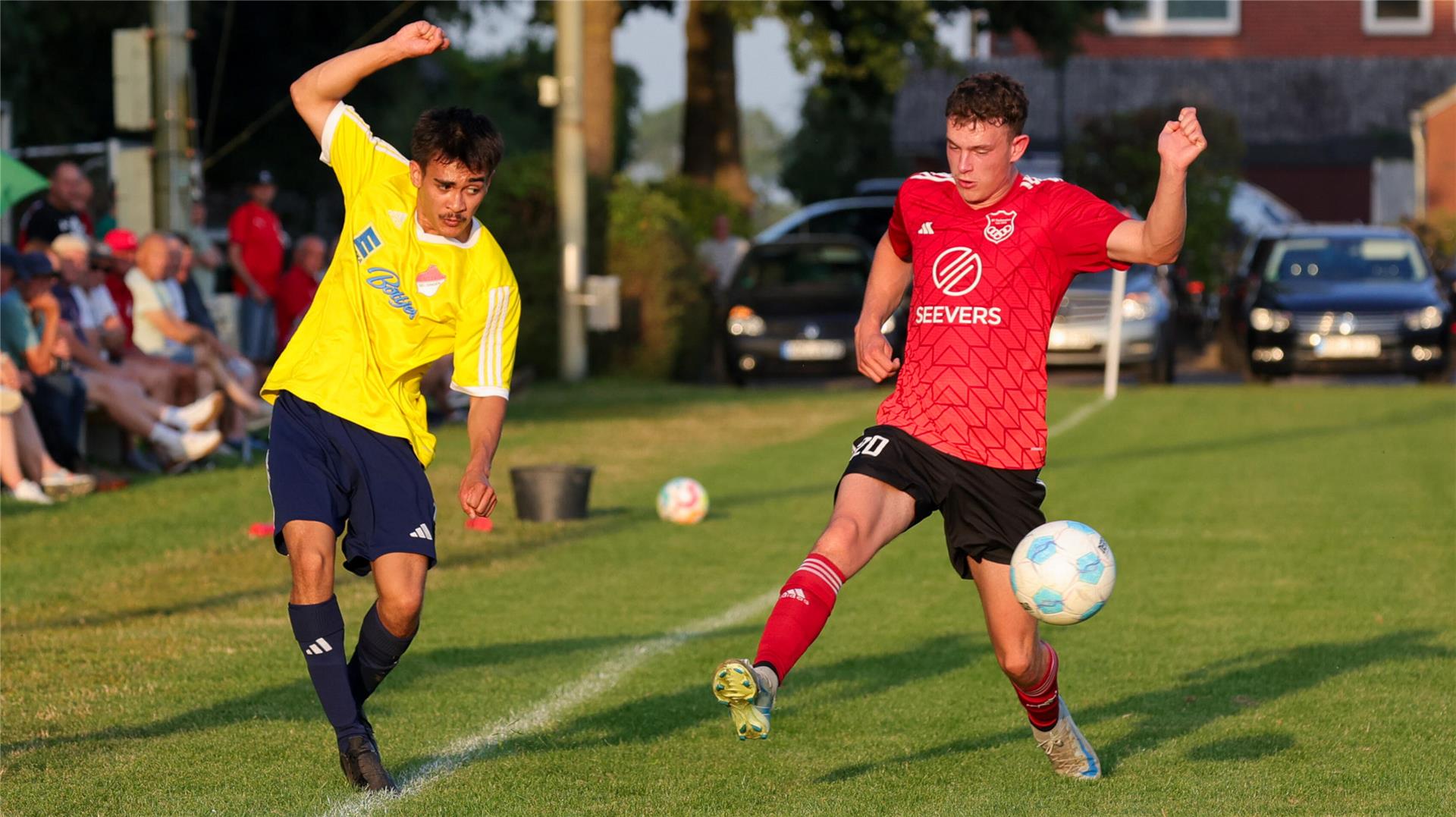 Diesen Tanz auf der Linie gewinnt Selsingens Jemuel Garcia-Neumann (links). Die Partie aber endet mit einem 2:0-Heimsieg für Aschwarden.