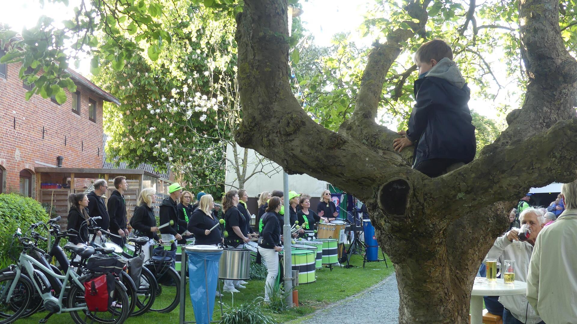 Saisoneröffnung in der Wremer Grille: Dieser Junge hatte sich einen Platz in luftiger Höhe ausgesucht, um die „Schlick-Sticks“ anzuhören.
