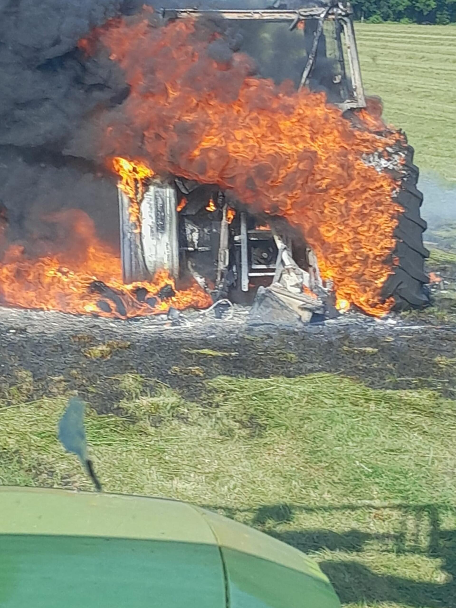 Dieser Trecker geriet am Dienstagabend auf einem Feld in Augustendorf in Brand.