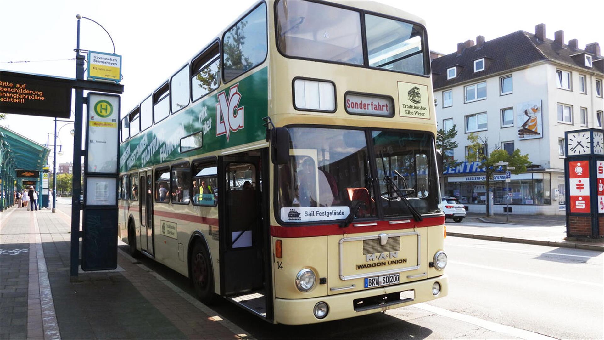 ein Doppeldecker-Bus steht an einer Haltestelle