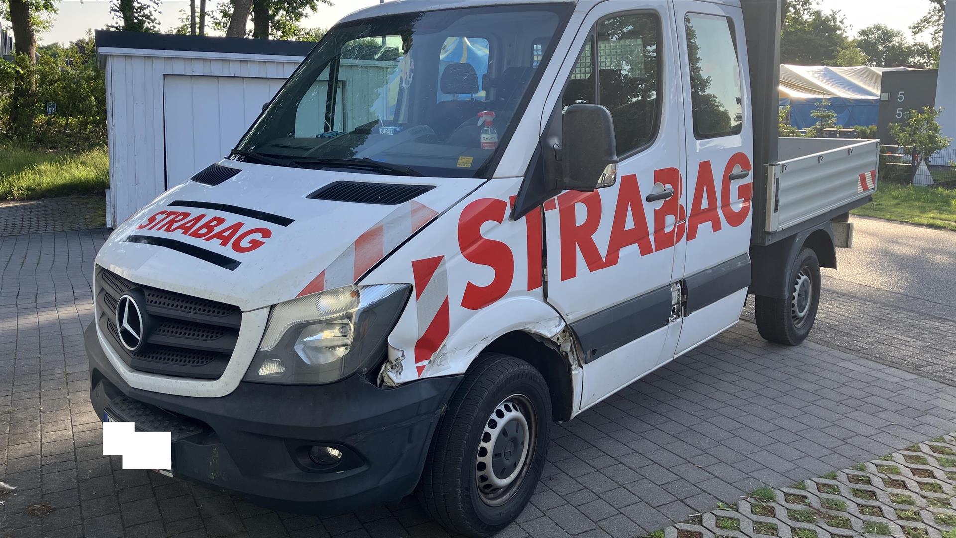 Ein beschädigtes Firmenfahrzeug. Das Fahrzeug ist in Nordholz von einem Unbekannten beschädigt worden, der Verursacher beging anschließend Fahrerflucht.