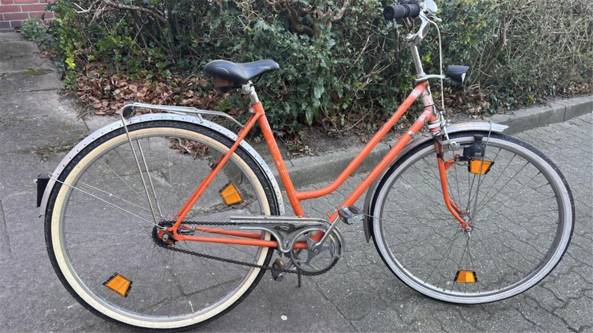 Ein orangefarbenes Damenfahrrad. Die Polizei sucht den/die Eigentümer/in.