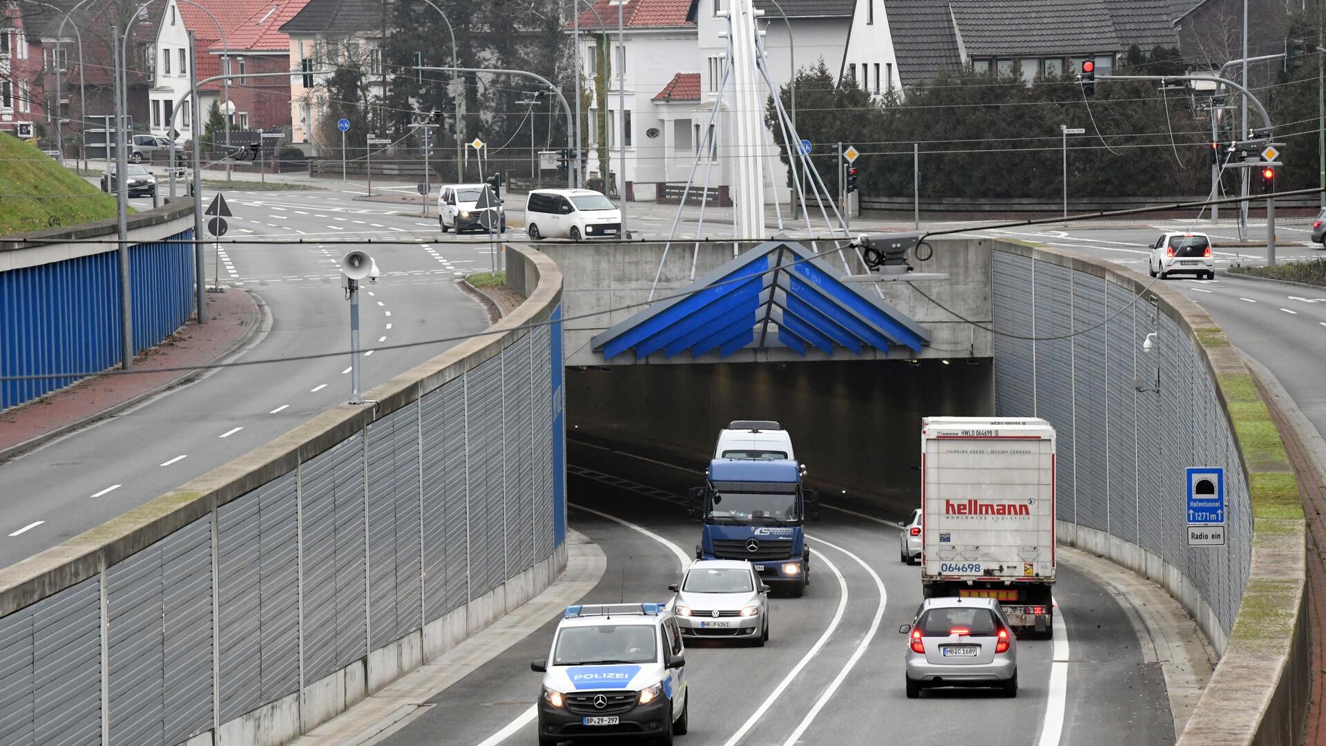 (mit Audio) Lauter Ton schreckt Bremerhavener aus dem Schlaf – neue Hinweise Blick in eine Tunneleinfahrt