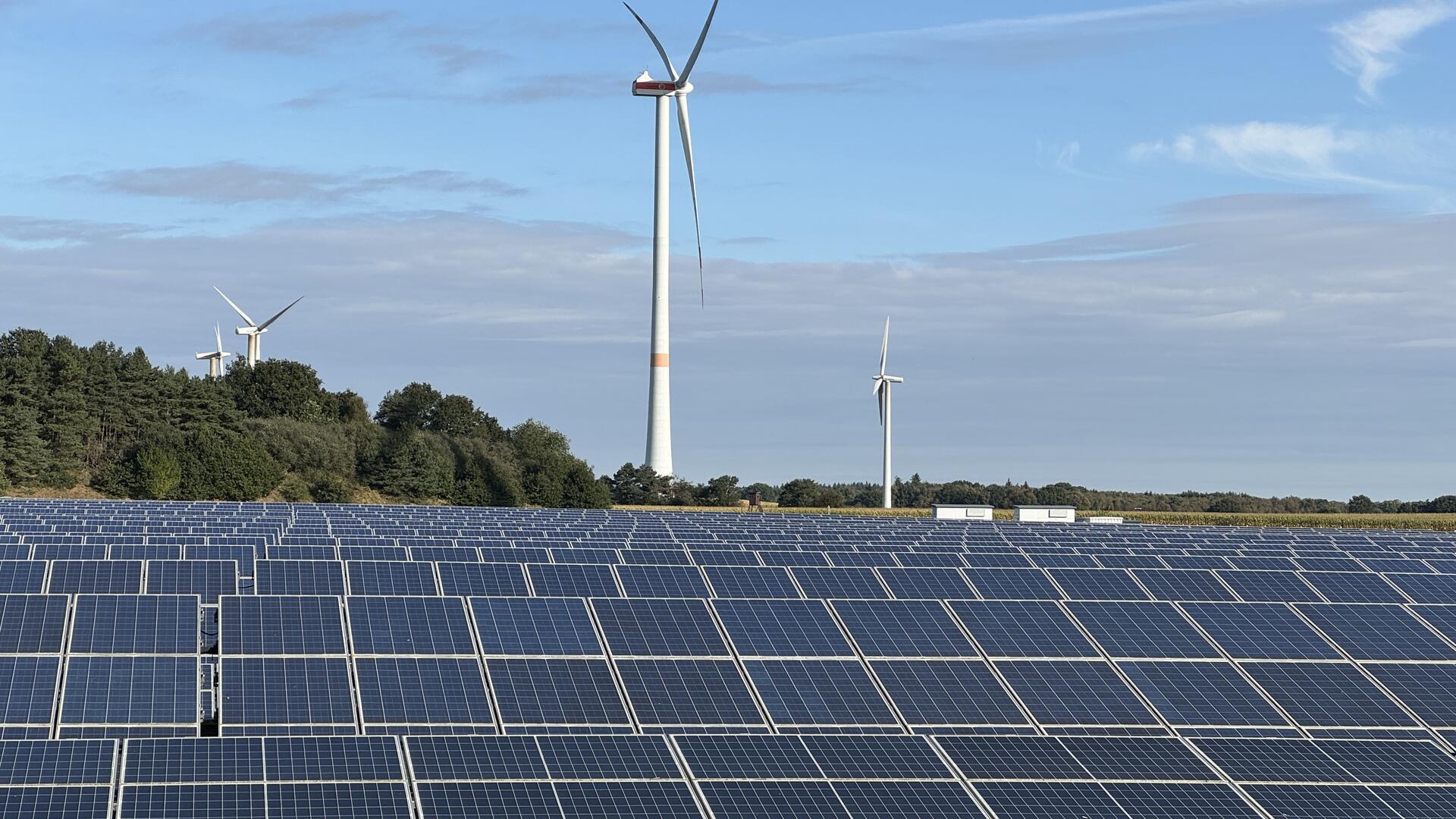Solaranlagen stehen in Sichtweite von Windkraftanlagen