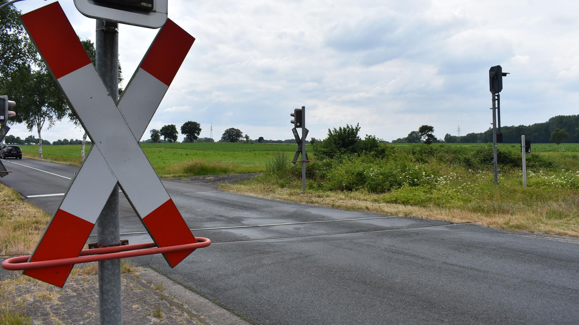 Ein Andreaskreuz vor einem Bahnübergang.