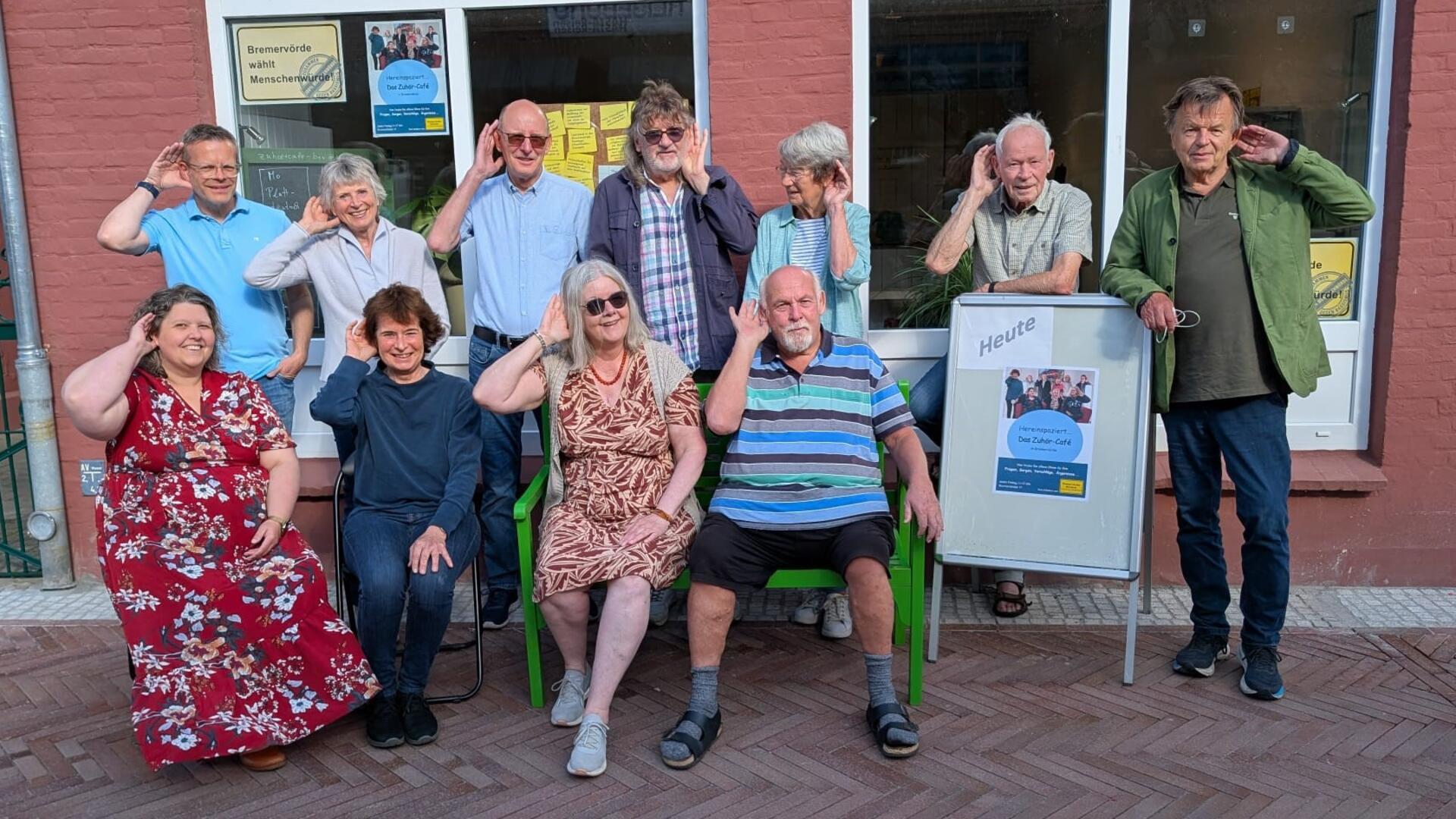 Dirk Cehak (hintere Reihe von links), Barbara Weihe, Peter Tschierschke, Moses Brennemann, Frauke und Gert Willers, Peter Bergholz, Maria Himmert (vorne von links), Juliane Bergholz, Marieta Brennemann und Reinhard Bussenius haben immer freitags von 11 bis 17 Uhr im Zuhör-Café ein offenes Ohr für alle Bürgerinnen und Bürger. Auf dem Foto fehlen Marion Kaiser und Angela Sigee. 