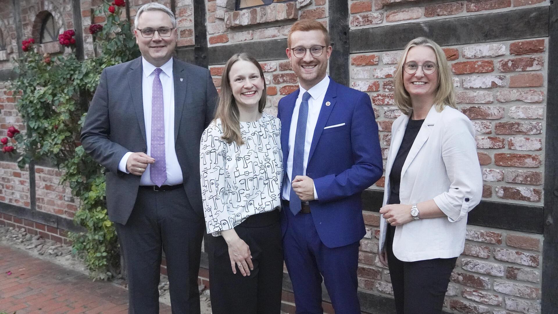 Dirk-Frederik Stelling (Zweiter von rechts) freut sich gemeinsam mit seiner Ehefrau Indra (Zweite von links) und Landrat Marco Prietz (CDU) und der CDU-Gemeindeverbandsvorsitzenden Kristin Harms über seine einstimmige Nominierung. 