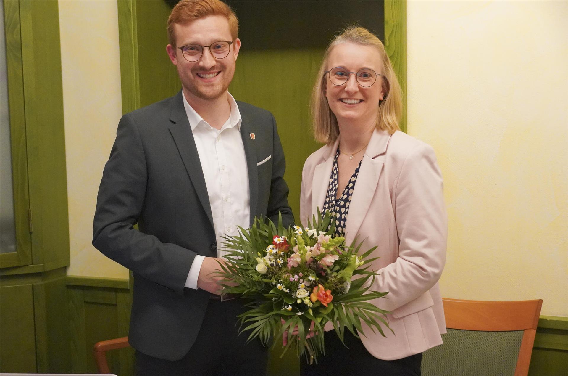 Dirk-Frederik Stelling beglückwünscht Kristin Harms zur einstimmigen Wahl. Die 42-Jährige ist seit Dienstagabend die neue Vorsitzende des CDU-Gemeindeverbandes Bremervörde.