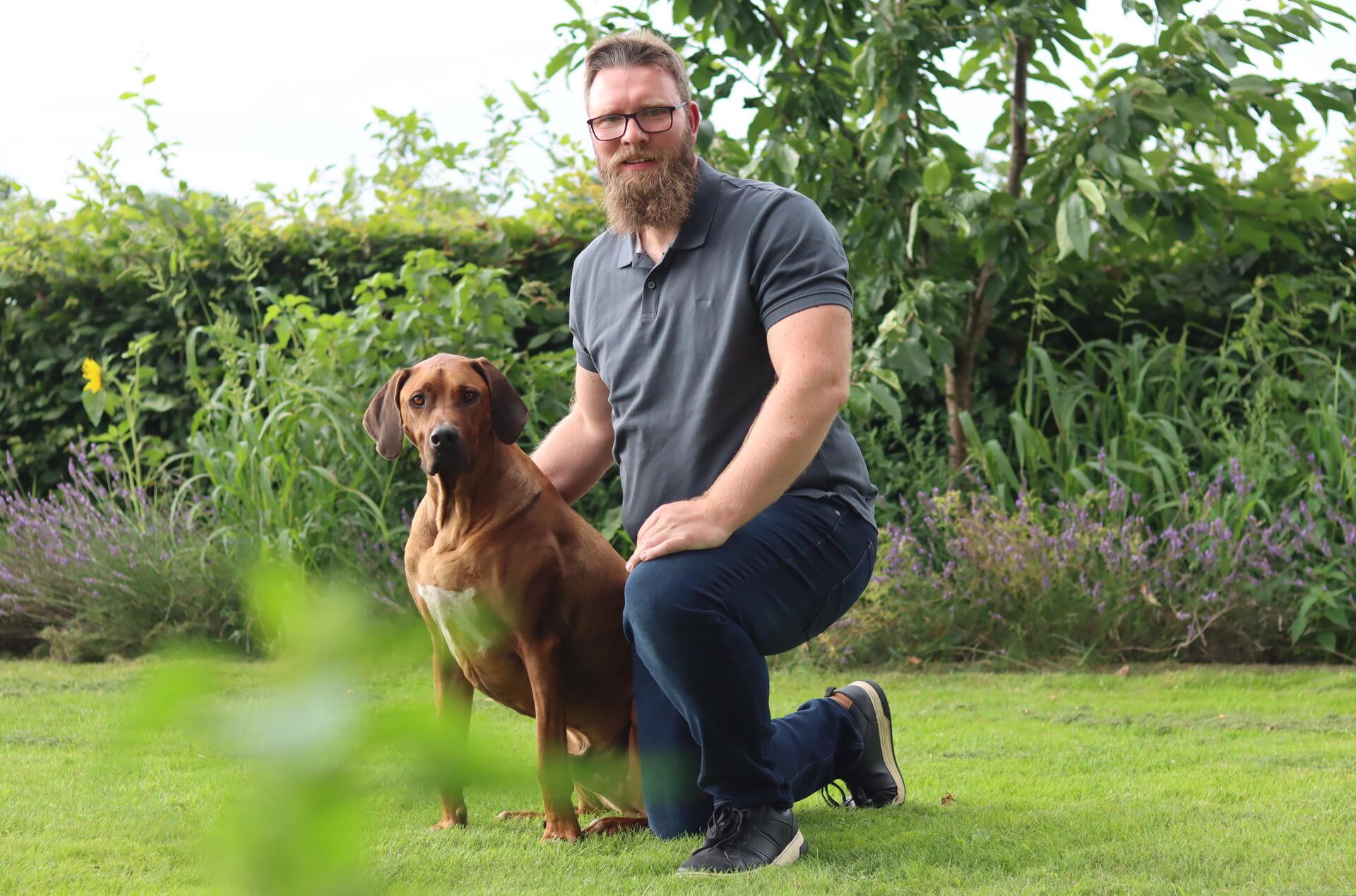 Dirk Gröffel möchte bei der kommenden Samtgemeindebürgermeisterwahl im September 2026 antreten. Kraft geben dem Wilstedter die Familie, gute Freunde - und Familienhund Hermann.