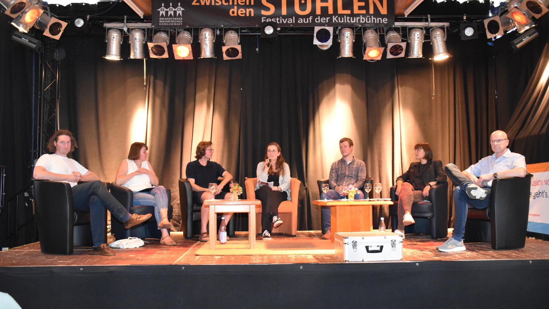 Diskussionsrunde auf der Kulturbühne: Eike Schmidt (von links), Dr. Meike Düspohl, Dr. Felix Grütjen, Moderatorin Sabrina Marten, Förster Jasper Krüger, Charlotte Schönnagel von der Theater-AG und der NABU-Kreisvorsitzende Walter Lemmermann. 
