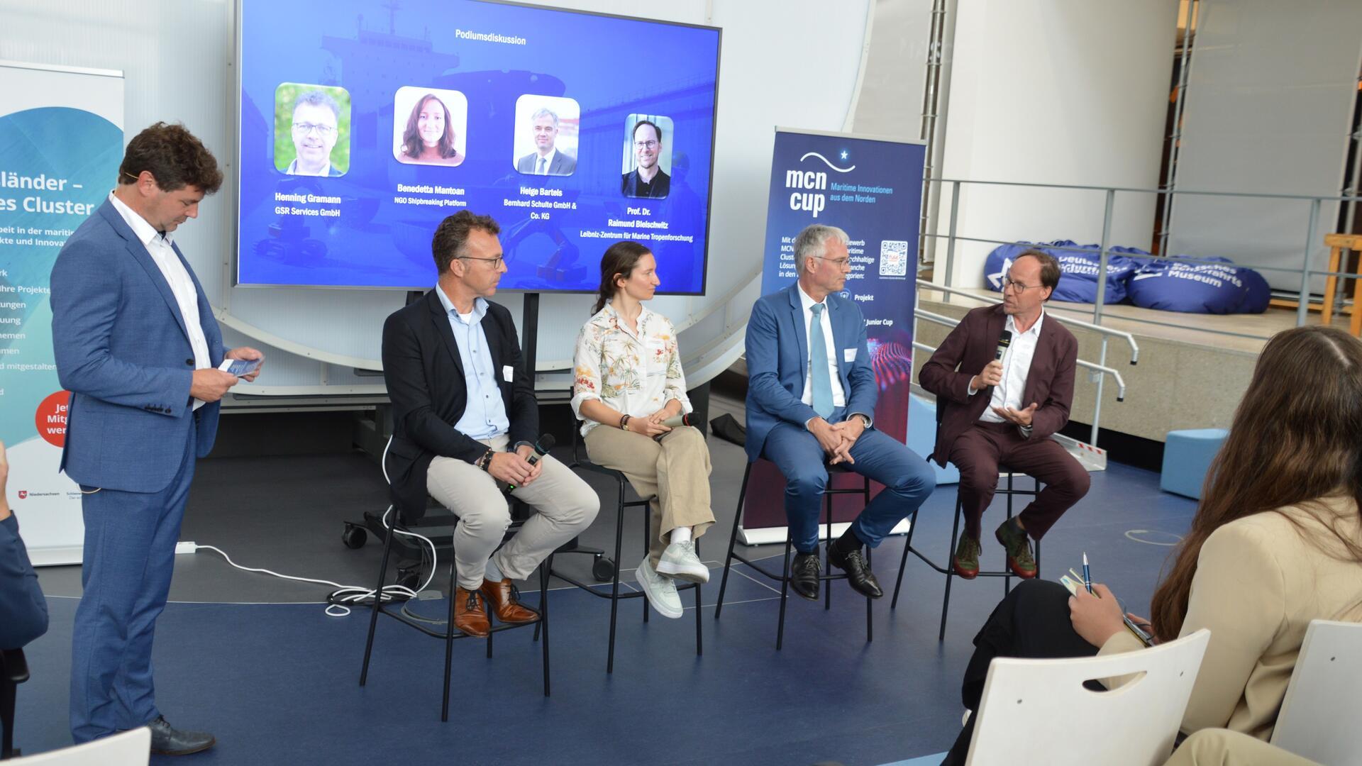 Gruppenfoto bei einer Diskussion. Diskutierten in Bremerhaven das Hongkonger Übereinkommen (von links): Moderator Prof. Dr. Iven Krämer, Umweltingenieur Henning Gramann, Benedetta Mantoan von der NGO Shipbreaking Platform, Helge Bartels von Bernhard Schulte GmbH & Co. KG und Prof. Dr. Raimund Bleischwitz, Leibniz-Zentrum für Marine Tropenforschung.