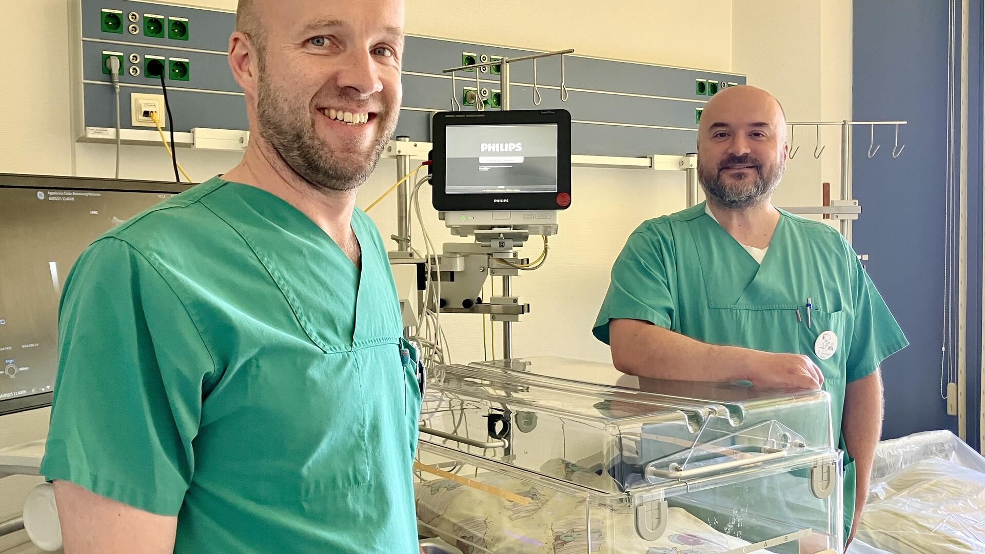 Doktor Niko Arp und Doktor Timo Grüter leiten gemeinsam als Doppelspitze die Pädiatrie und betonen, dass die Kinderklinik nicht mit anderen Stationen vergleichbar ist.
