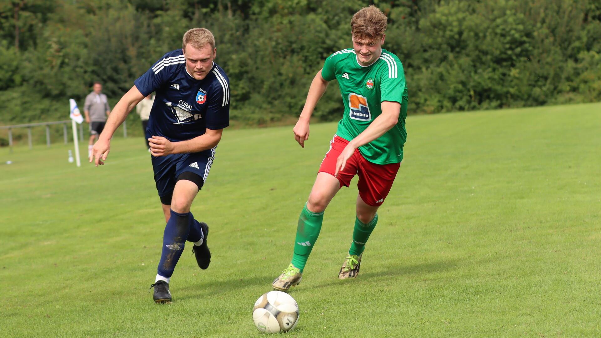 Dominik Rosenbrock (links) und seine Mitspieler bei der FSV Hesedorf/Nartum wollen im Liga-Heimspiel gegen Fintau den nächsten Sieg feiern.