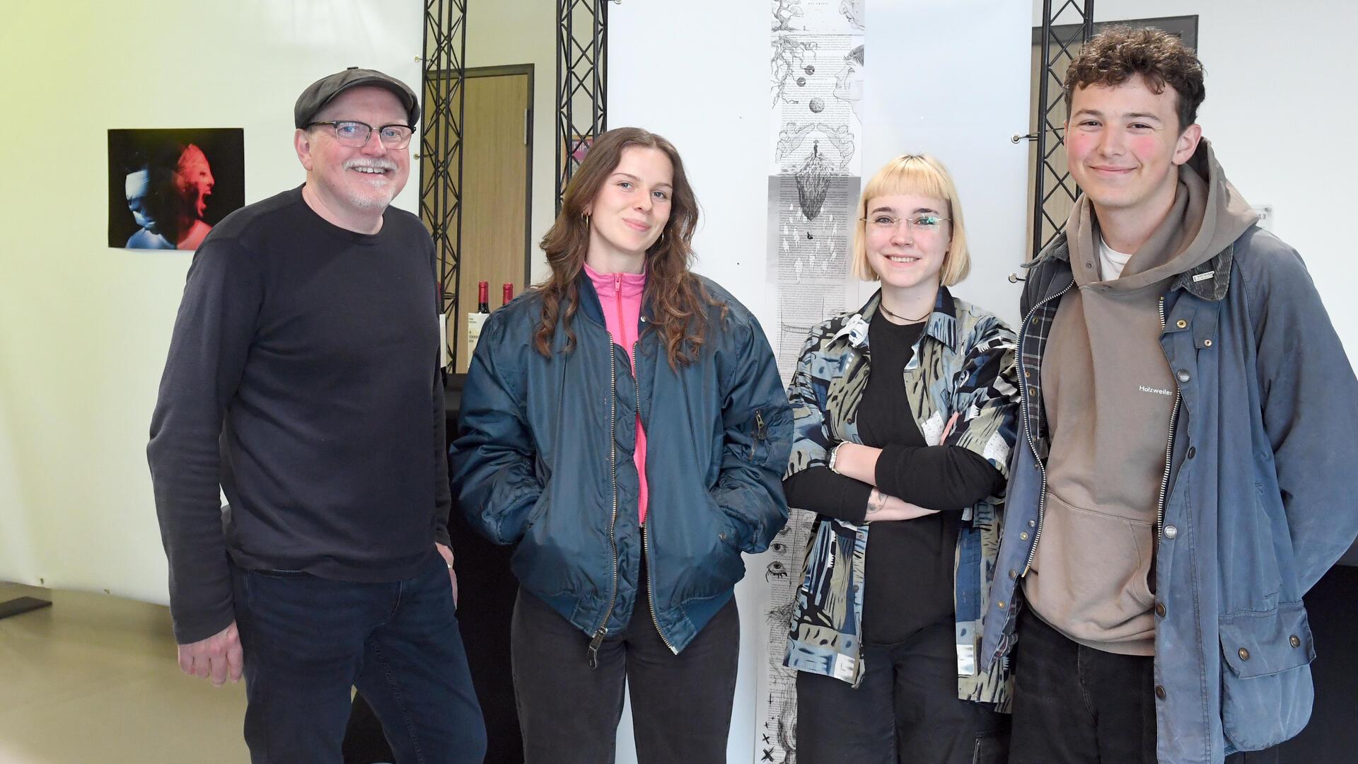 Dozent Axel Stiehler (von links) konnte seine Studentinnen und Studenten Janina Reusch, Annika Bartz und Finn Kuhlmann mit seiner Kafka-Begeisterung anstecken.