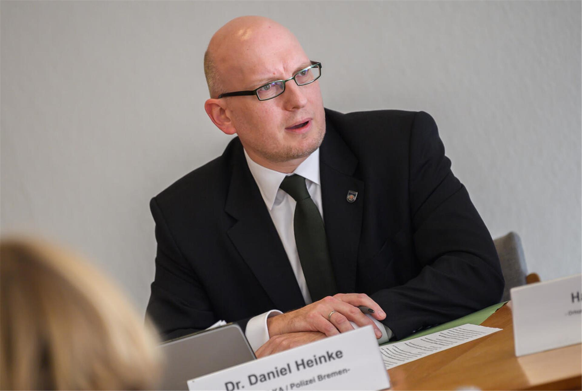 Daniel Heinke spricht bei einer Pressekonferenz. 