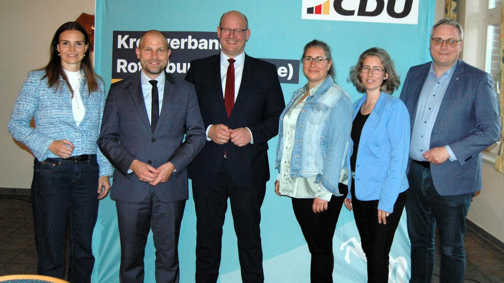 Drei Männer und drei Frauen stehen vor einem CDU-Plakt.