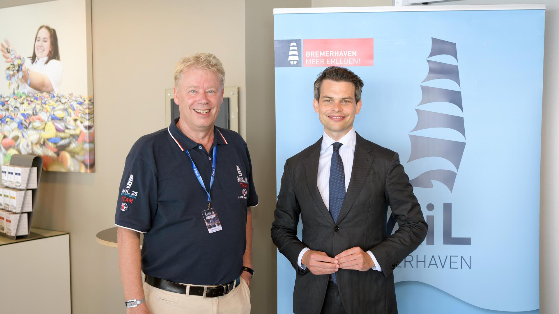 Dr. Ralf Meyer (links, SAIL-Komitee) mit Dr. Christoph Ploß (CDU), dem Koordinator der Bundesregierung für die maritime Wirtschaft und Tourismus. Foto: Masorat