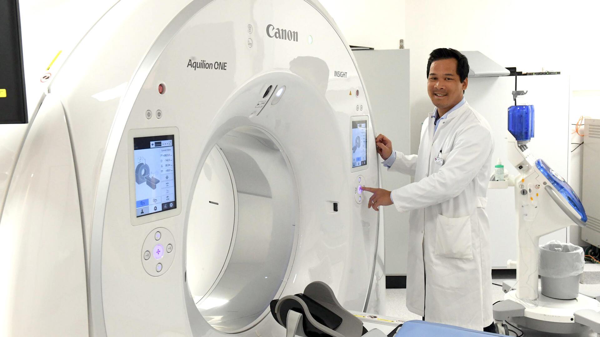 Dr. Timo Phung, Chefarzt des Instituts für Radiologie am KBR, ist begeistert vom neuen Computertomographen. Das Gerät zählt weltweit zu den Computertomographen mit der besten zeitlichen Auflösung.