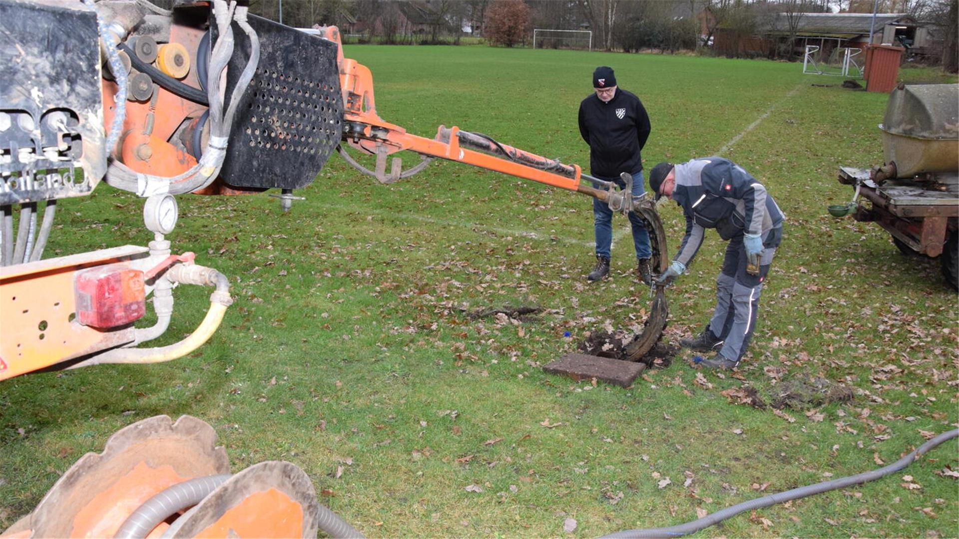 Drainagespülung auf dem Trainingsplatz der Fußballer in Rhade.