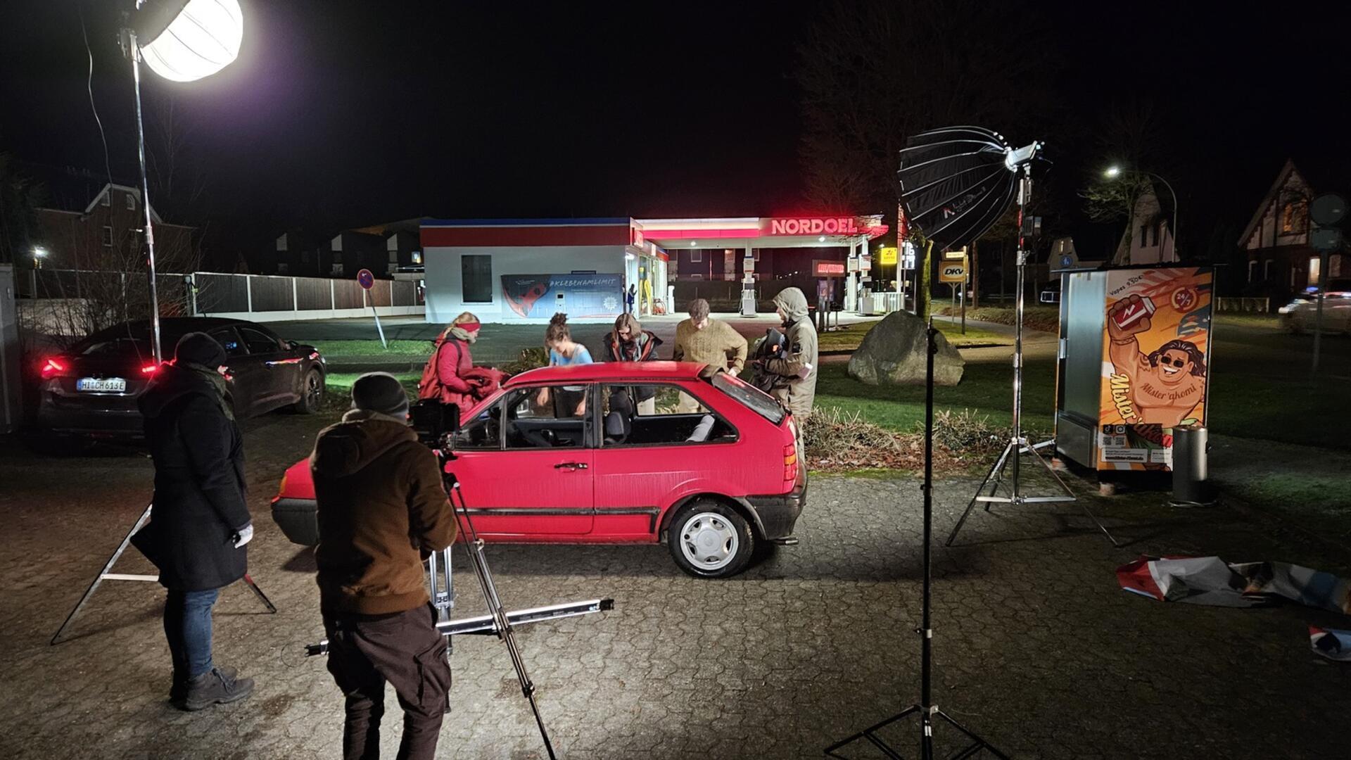 Dreharbeiten für „Wenja“ im Sommer 2024 in Bremervörde. Im Blickpunkt steht eine junge Frau, die mit einer Gedächtnislücke zu kämpfen hat. Was ist in der Unfallnacht wirklich passiert? Wer ist ihr Freund, wer ist ihr Feind? Wer ist sie selbst? In Chiffren erzählt der Film eine Allegorie über den Klimawandel.