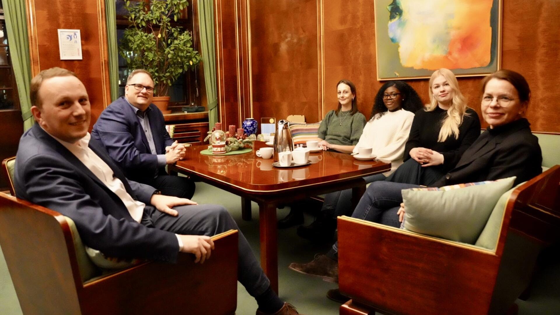 Drei Auszubildende im Gespräch mit Finanzsenator Björn Fecker, dem Vorsitzenden des Zeitungsverleger- und Digitalpublisherverbandes Bremen, David Koopmann, und Katja Lessing, Leiterin des Aus- und Fortbildungszentrums für den bremischen öffentlichen Dienst.