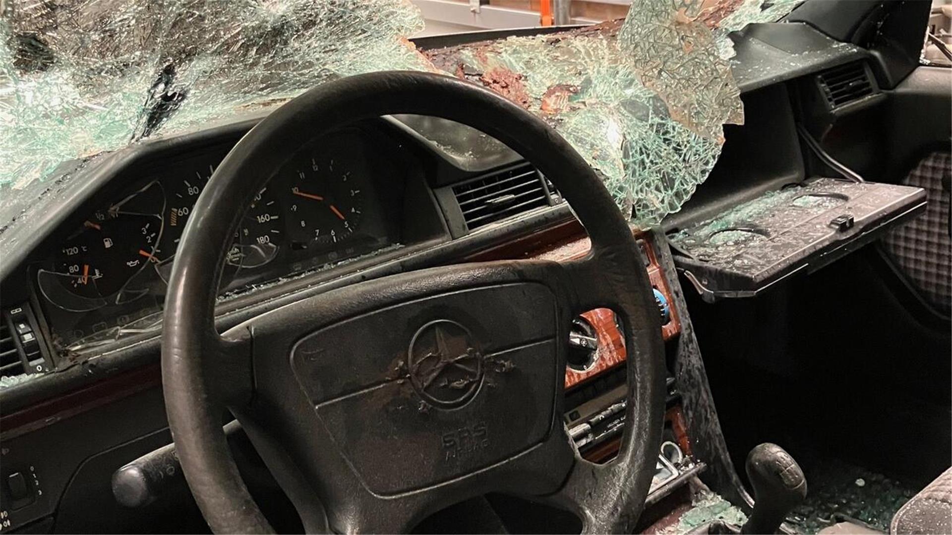 Innenansicht eines Autos, die Scheibe ist kaputt, das Handschuh offen. Drei Kinder haben in Lauenbrück einen riesigen Vandalismusschaden in einer Maschinenhalle verursacht. Was macht das Jugendamt in diesen Fällen?
