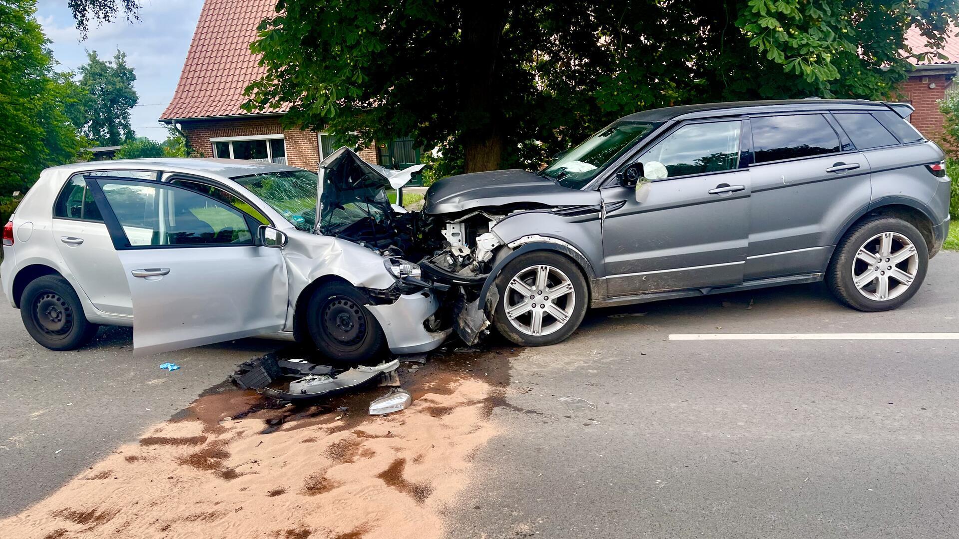 Drei Menschen wurden bei dem Frontalzusammenstoß auf der Kreisstraße teils schwer verletzt.