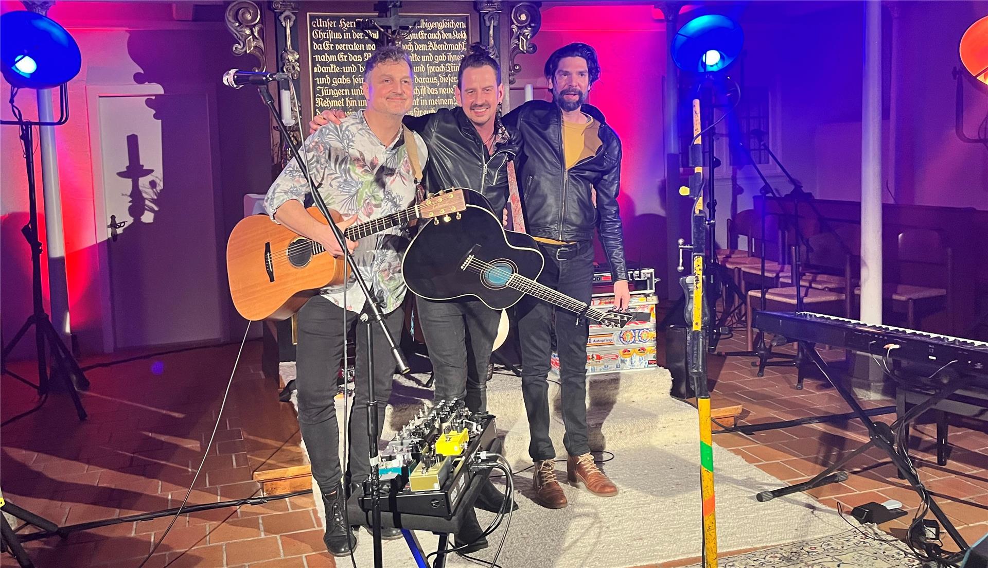 Drei Musiker in der Kirche.