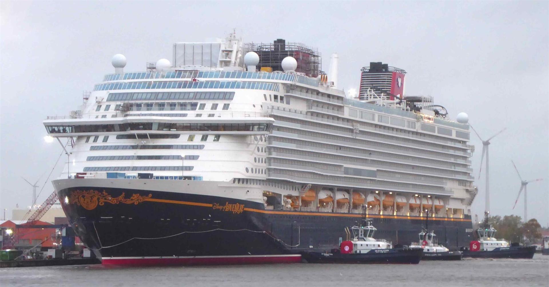 Drei Schlepper sichern im Bremerhavener Hafen das Kreuzfahrtschiff „Disney Adventure“ gegen die Orkanböen von Sturmtief Joshua.