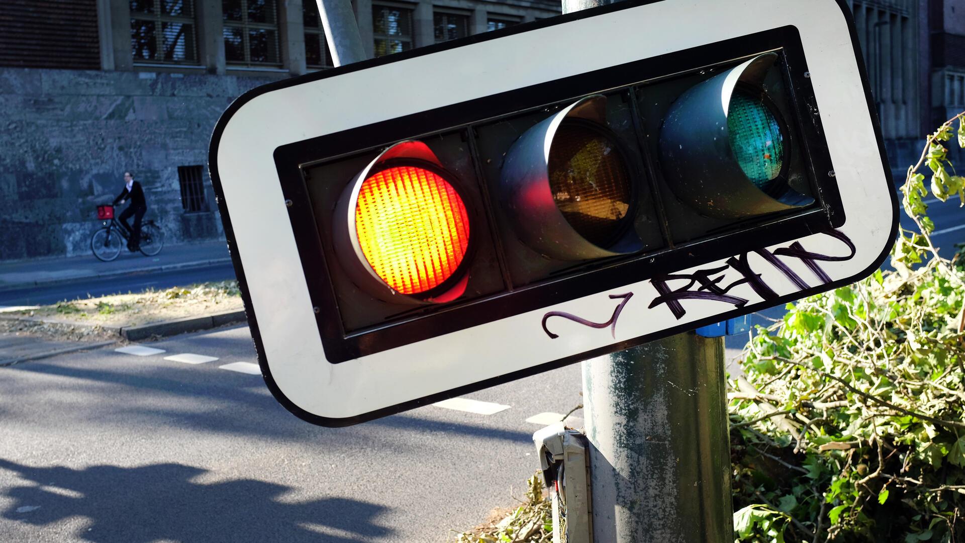Eine defekte Ampelanlage hängt am 12.06.2014 in Düsseldorf (Nordrhein-Westfalen) an einer Straße.