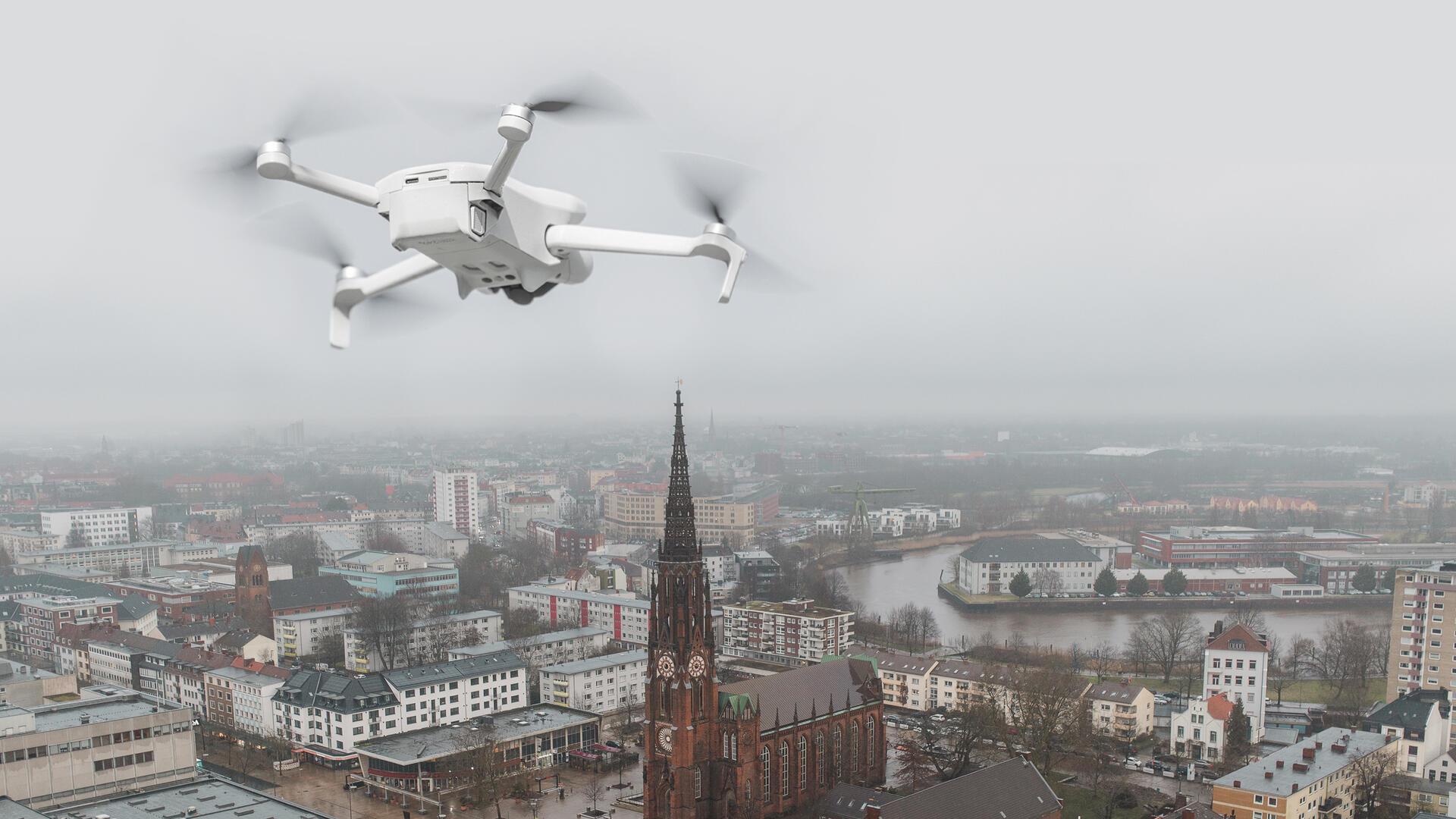 Symbolfoto: Eine Drohne über der Innenstadt von Bremerhaven.