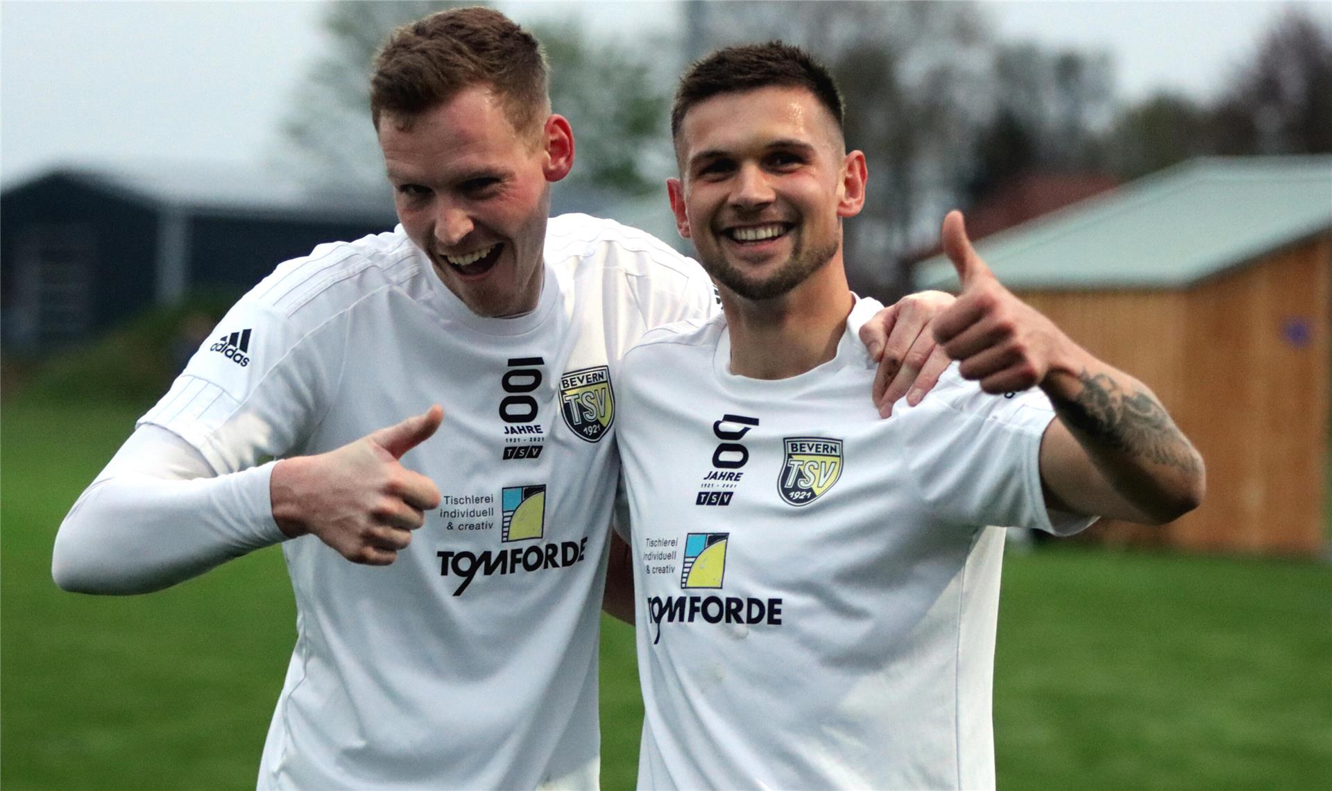 Duo mit viel Grund zum Jubeln: TSV-Torjäger Marvin Meyer (links) und Außenbahnspieler Justin Brünjes unterstrichen ihre Offensiv-Qualitäten.