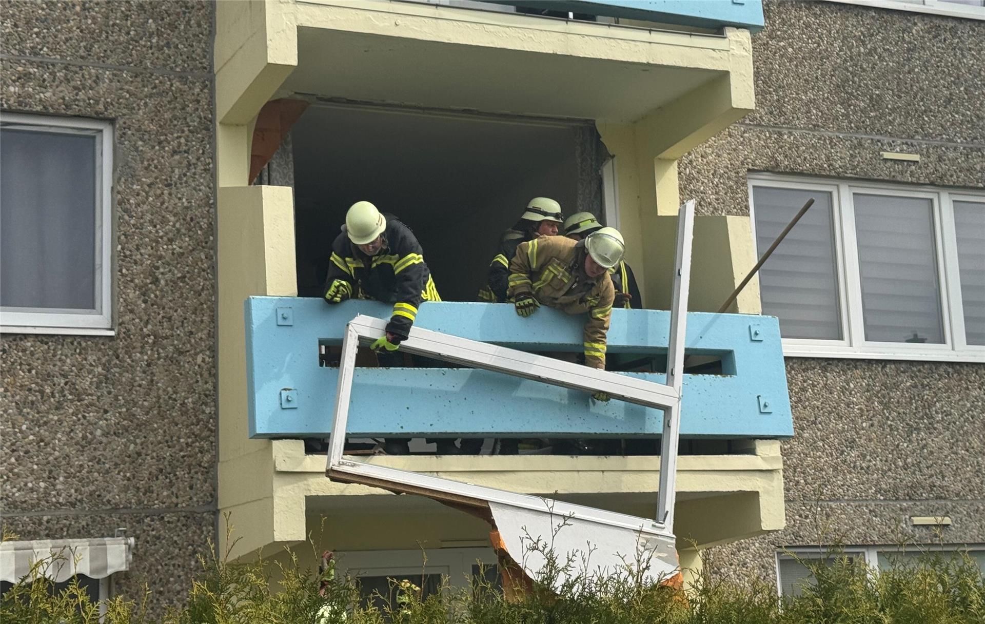 Durch die Kraft einer Fettexplosion wurde die Fensterfront einer Wohnung herausgerissen. Feuerwehr und THW kümmerten sich um den Notverschluss der Wohnung.